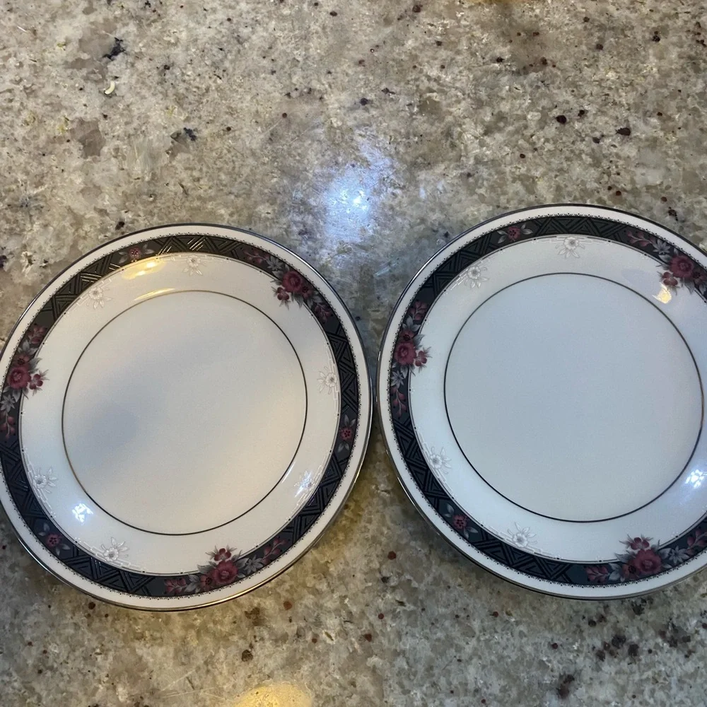 NORITAKE ETIENNE 8 BREAD PLATES6 & 1/2”‎